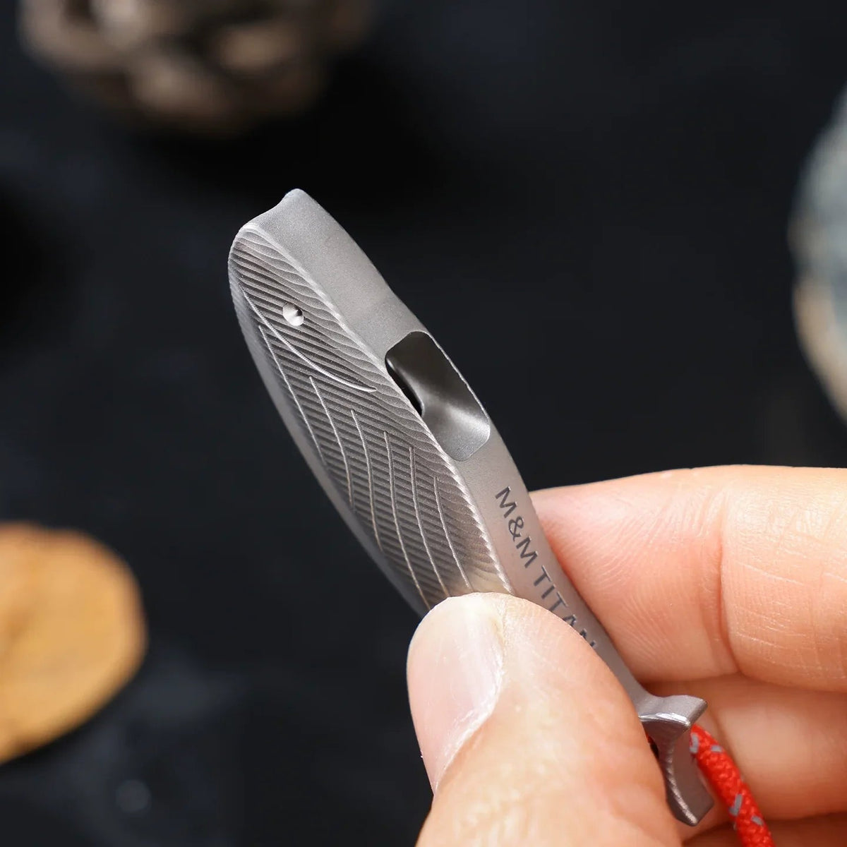 Sifflet de survie en titane | Design en forme de poisson avec son haute fréquence | Léger et portable pour la sécurité en extérieur