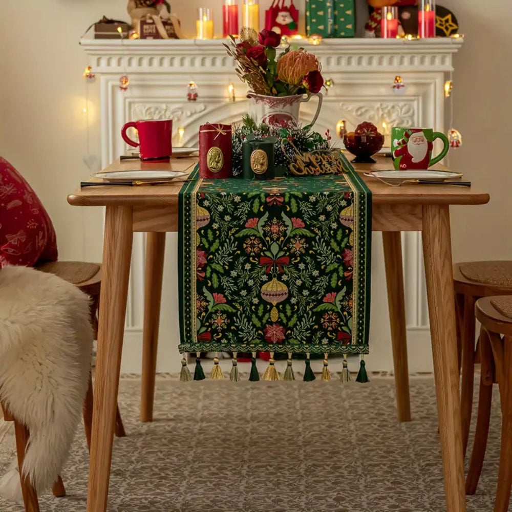 Chemin de table de Noël Trenora - Motif botanique, mélange de polyester avec pompons décoratifs