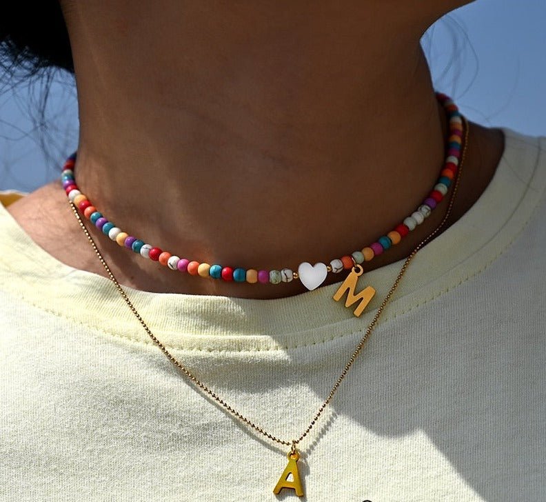 Collier de perles colorées avec initiale et breloque cœur – Bijou avec pendentif lettre personnalisé pour femmes et filles