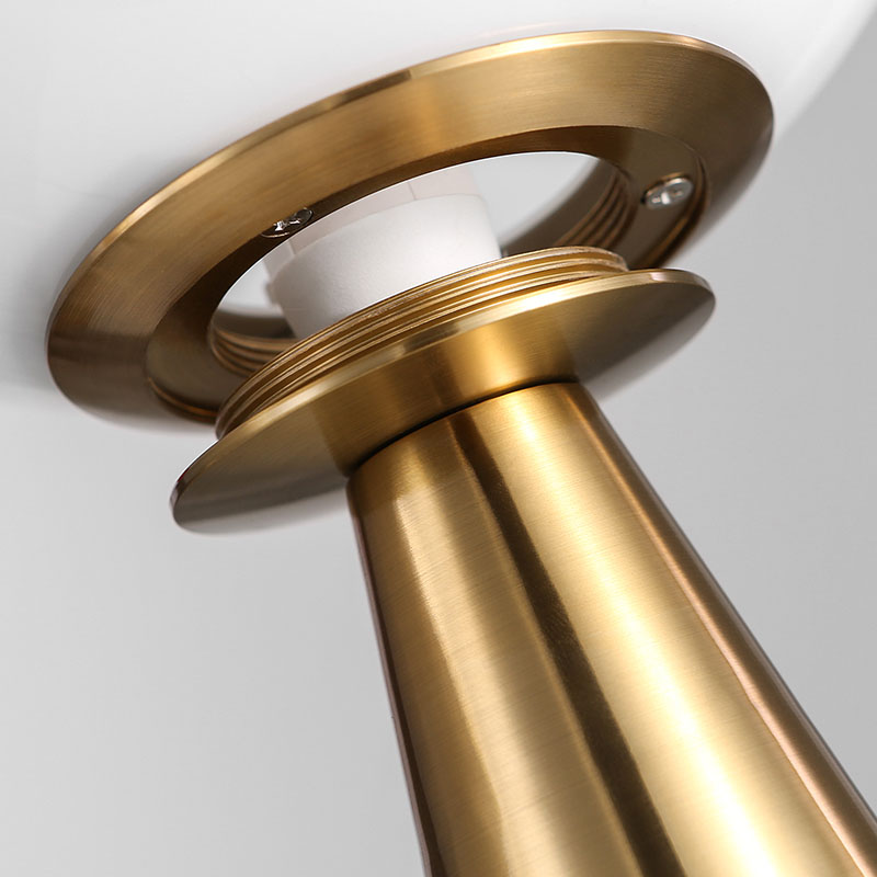 Lampe de table moderne en laiton avec globe en verre dépoli – Lampe élégante pour table de chevet ou bureau, idéale pour une chambre ou un salon