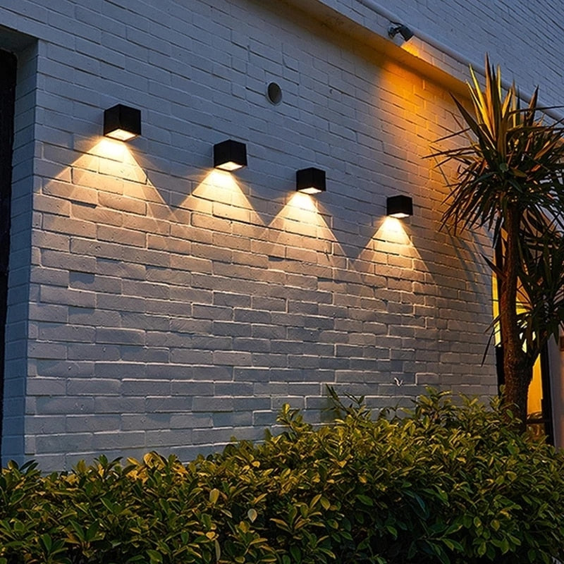 Ortekor GlowBeam | Applique murale solaire d'extérieur avec capteur intelligent | Design résistant aux intempéries pour une ambiance écologique