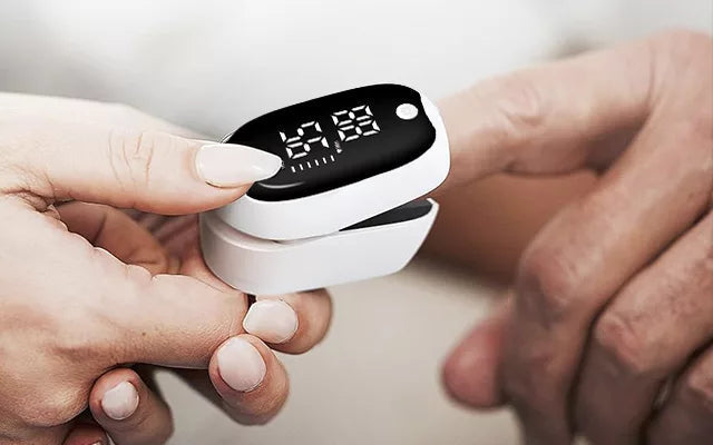 Oxymètre de pouls du bout du doigt | Moniteur de saturation en oxygène sanguin précis avec écran LED pour des données de santé instantanées