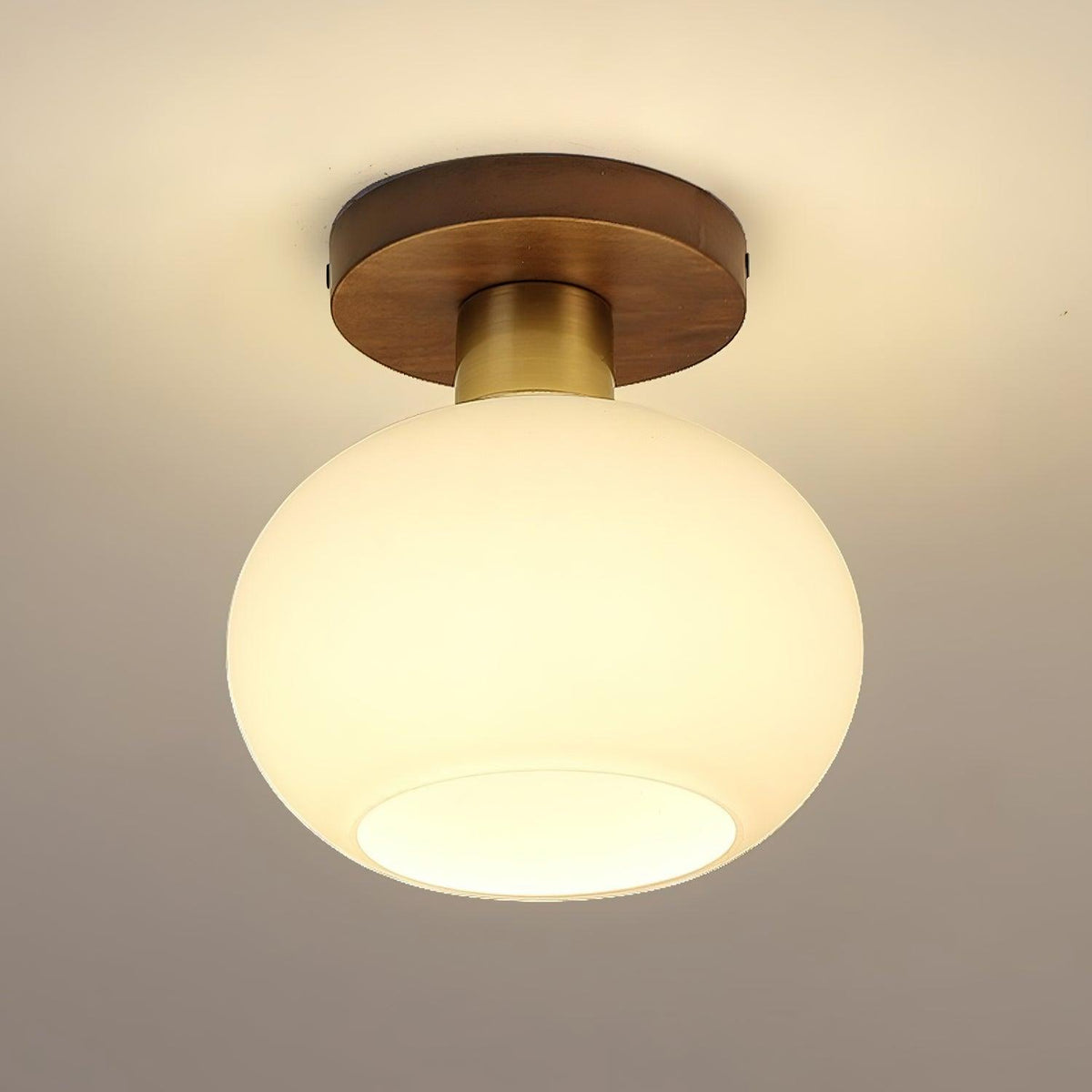Plafonnier globe encastré avec base en noyer et accents en cuivre pour chambre, entrée ou plafonds bas – Culot E27, abat-jour en verre blanc opale