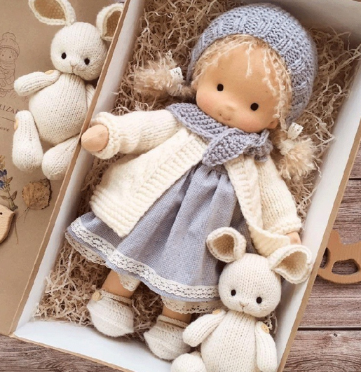 Jeu créatif | Poupée Waldorf faite main en tissu doux avec cheveux en mohair de qualité supérieure | Jouet unique pour des aventures imaginatives