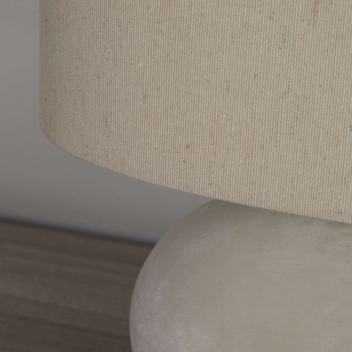 Lampe de table élégante en céramique grise avec abat-jour crème | Design moderne pour salon et chambre à coucher