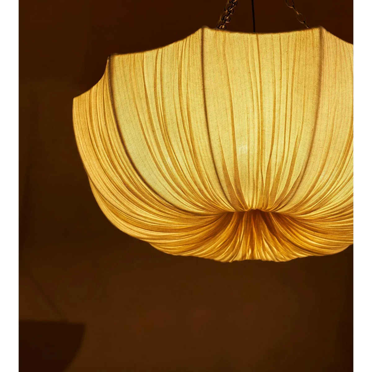 Suspension en tissu avec abat-jour plissé sculptural – Luminaire de plafond rond blanc pour salle à manger, chambre et salon – Chaîne réglable