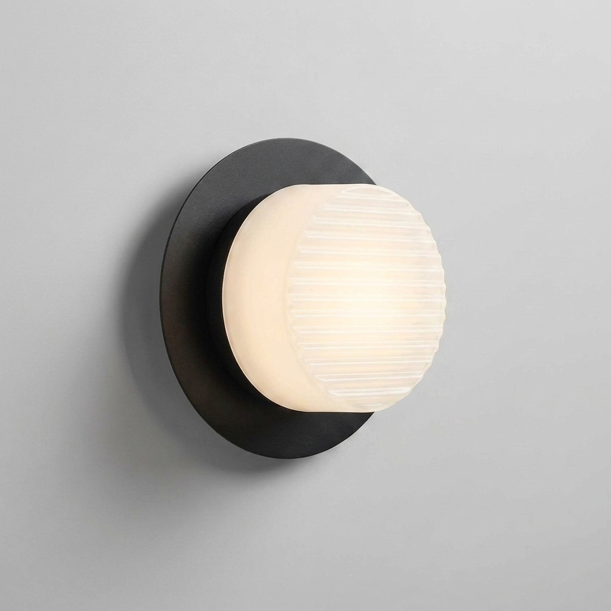 FORMELLE – Sculpted Wall Sconce for Elegant Mood Lighting