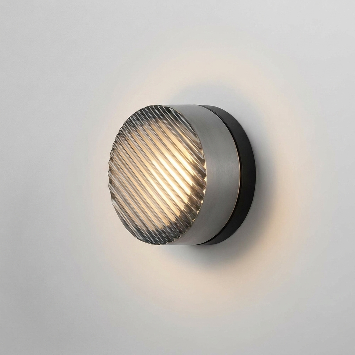 FORMELLE – Sculpted Wall Sconce for Elegant Mood Lighting