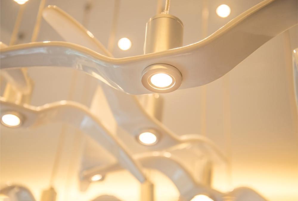 Suspension sculpturale en forme d'oiseau avec éclairage LED à hauteur réglable, filaire, pour îlots de cuisine, tables de salle à manger et espaces de vie, en blanc ou