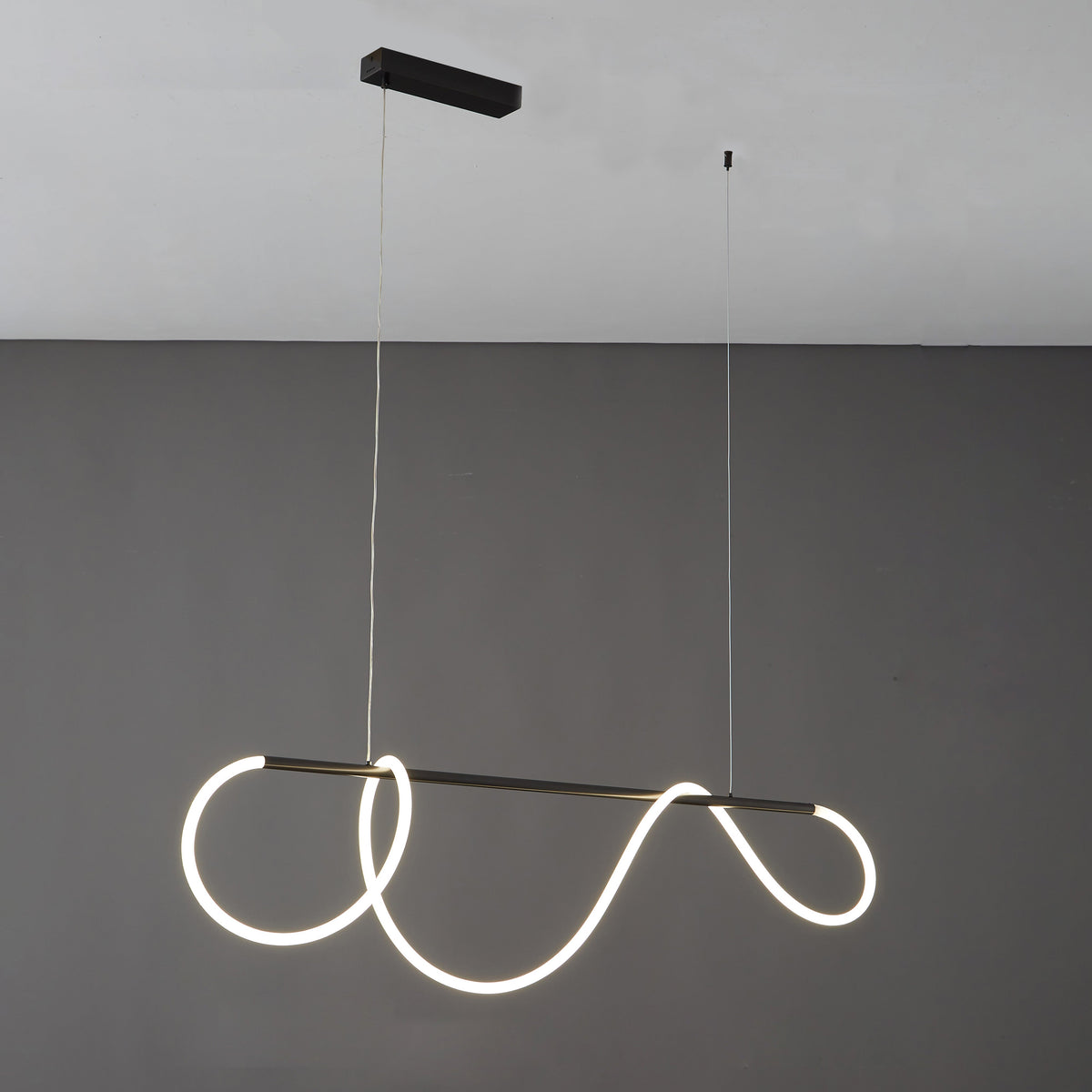 Lustre linéaire à DEL pour îlot avec design à vagues en silicone, 43 pouces, laiton, hauteur réglable, suspendu moderne à intensité variable pour table à manger