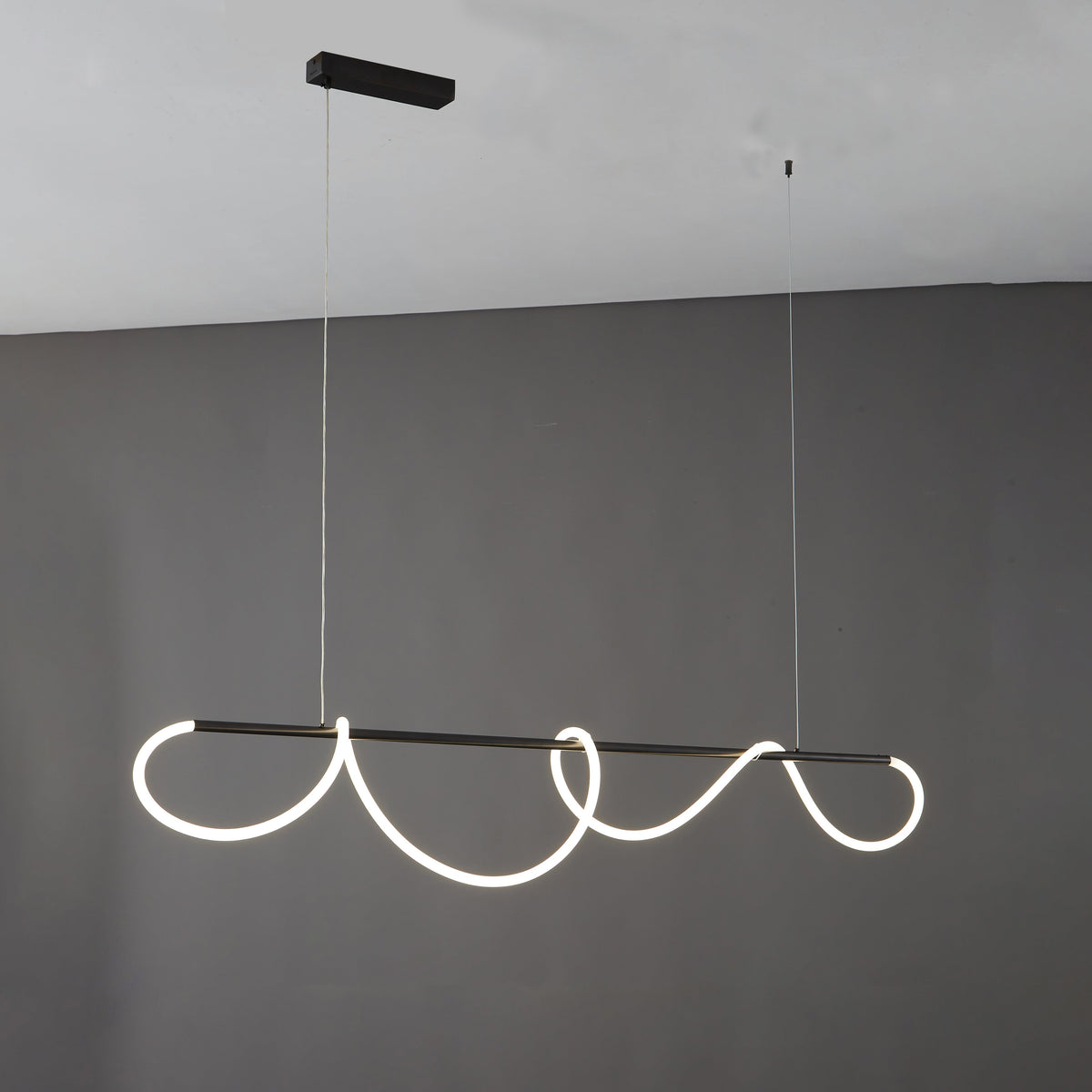 Lustre linéaire à DEL pour îlot avec design à vagues en silicone, 43 pouces, laiton, hauteur réglable, suspendu moderne à intensité variable pour table à manger