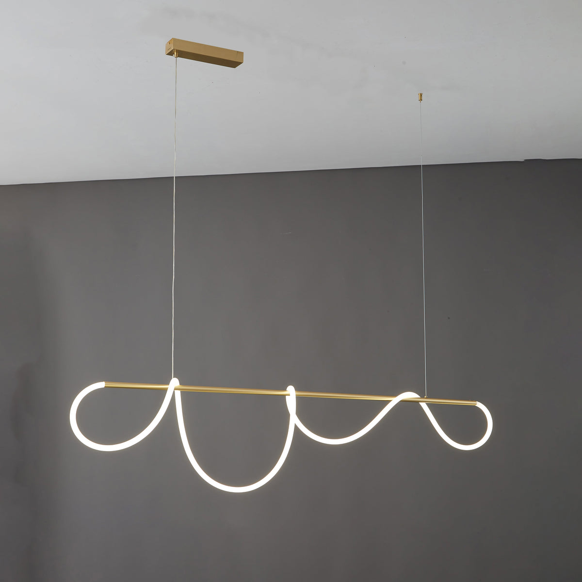 Lustre linéaire à DEL pour îlot avec design à vagues en silicone, 43 pouces, laiton, hauteur réglable, suspendu moderne à intensité variable pour table à manger