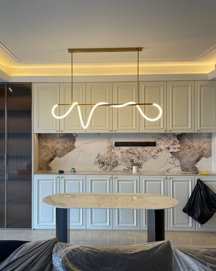 Lustre linéaire à DEL pour îlot avec design à vagues en silicone, 43 pouces, laiton, hauteur réglable, suspendu moderne à intensité variable pour table à manger