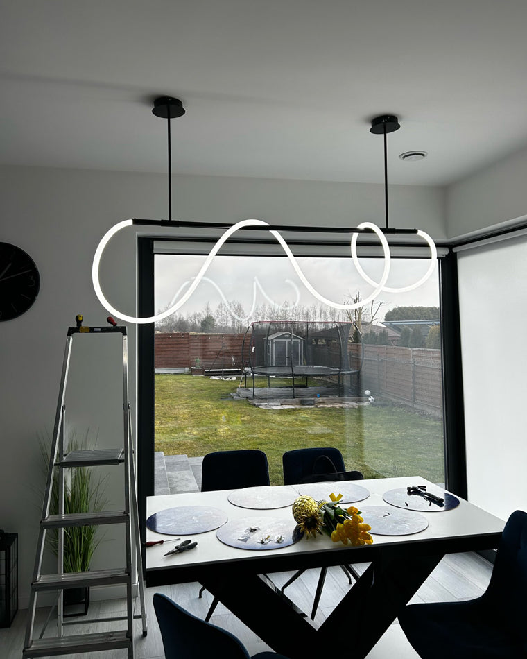 Lustre linéaire à DEL pour îlot avec design à vagues en silicone, 43 pouces, laiton, hauteur réglable, suspendu moderne à intensité variable pour table à manger