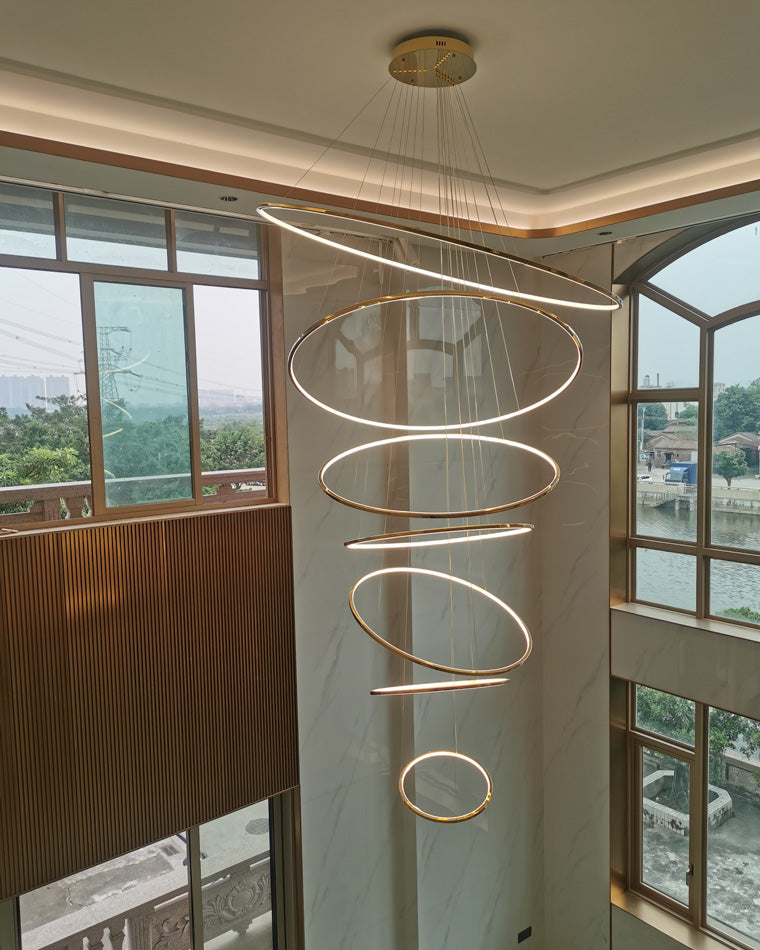 Lustre à anneaux LED en cascade à plusieurs niveaux pour grandes entrées et hauts escaliers – Éclairage décoratif moderne réglable en hauteur avec variateur à distance