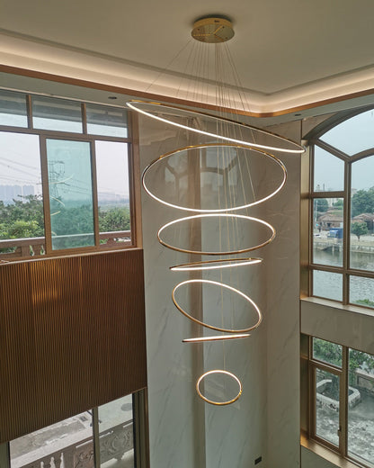 Lustre à anneaux LED en cascade à plusieurs niveaux pour grandes entrées et hauts escaliers – Éclairage décoratif moderne réglable en hauteur avec variateur à distance