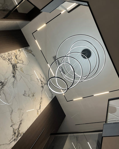 Lustre à anneaux LED en cascade à plusieurs niveaux pour grandes entrées et hauts escaliers – Éclairage décoratif moderne réglable en hauteur avec variateur à distance