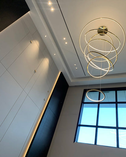 Lustre à anneaux LED en cascade à plusieurs niveaux pour grandes entrées et hauts escaliers – Éclairage décoratif moderne réglable en hauteur avec variateur à distance