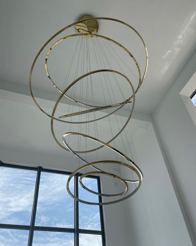 Lustre à anneaux LED en cascade à plusieurs niveaux pour grandes entrées et hauts escaliers – Éclairage décoratif moderne réglable en hauteur avec variateur à distance