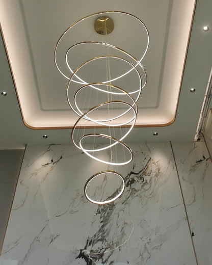 Lustre à anneaux LED en cascade à plusieurs niveaux pour grandes entrées et hauts escaliers – Éclairage décoratif moderne réglable en hauteur avec variateur à distance