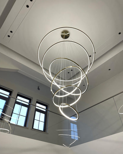 Lustre à anneaux LED en cascade à plusieurs niveaux pour grandes entrées et hauts escaliers – Éclairage décoratif moderne réglable en hauteur avec variateur à distance