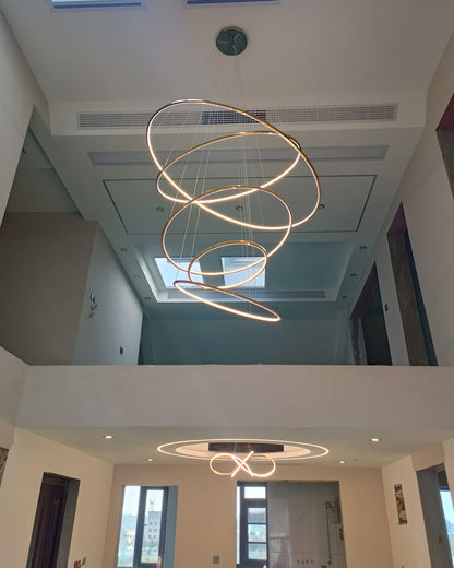 Lustre à anneaux LED en cascade à plusieurs niveaux pour grandes entrées et hauts escaliers – Éclairage décoratif moderne réglable en hauteur avec variateur à distance