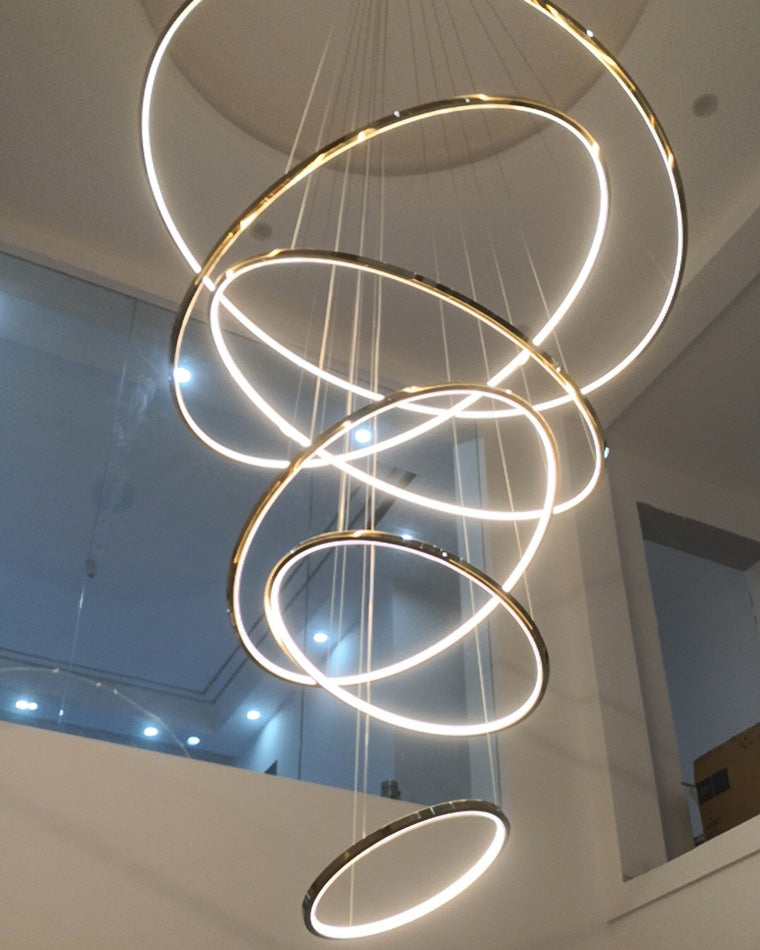 Lustre à anneaux LED en cascade à plusieurs niveaux pour grandes entrées et hauts escaliers – Éclairage décoratif moderne réglable en hauteur avec variateur à distance