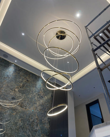 Lustre à anneaux LED en cascade à plusieurs niveaux pour grandes entrées et hauts escaliers – Éclairage décoratif moderne réglable en hauteur avec variateur à distance