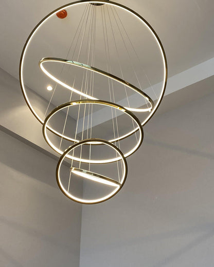 Lustre à anneaux LED en cascade à plusieurs niveaux pour grandes entrées et hauts escaliers – Éclairage décoratif moderne réglable en hauteur avec variateur à distance