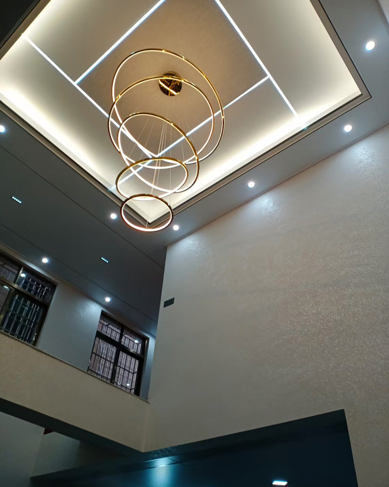 Lustre à anneaux LED en cascade à plusieurs niveaux pour grandes entrées et hauts escaliers – Éclairage décoratif moderne réglable en hauteur avec variateur à distance