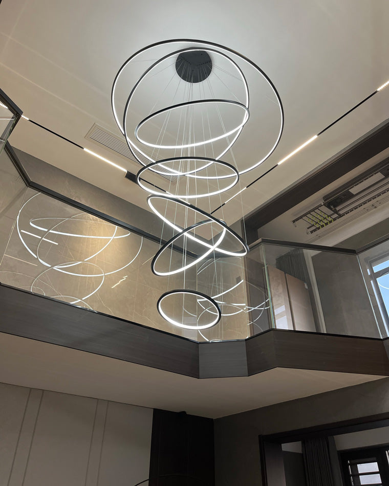 Lustre à anneaux LED en cascade à plusieurs niveaux pour grandes entrées et hauts escaliers – Éclairage décoratif moderne réglable en hauteur avec variateur à distance