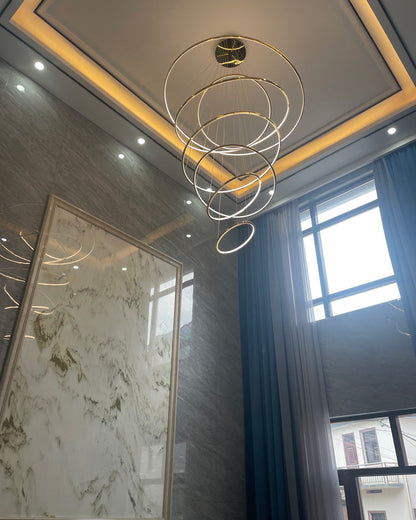Lustre à anneaux LED en cascade à plusieurs niveaux pour grandes entrées et hauts escaliers – Éclairage décoratif moderne réglable en hauteur avec variateur à distance