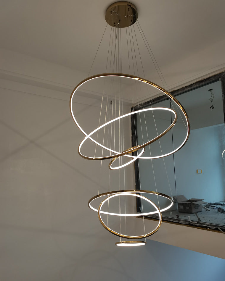 Lustre à anneaux LED en cascade à plusieurs niveaux pour grandes entrées et hauts escaliers – Éclairage décoratif moderne réglable en hauteur avec variateur à distance