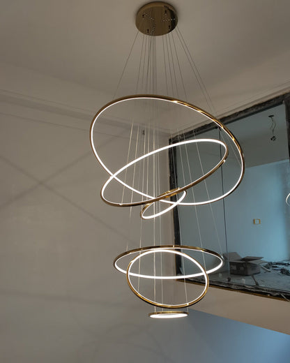 Lustre à anneaux LED en cascade à plusieurs niveaux pour grandes entrées et hauts escaliers – Éclairage décoratif moderne réglable en hauteur avec variateur à distance
