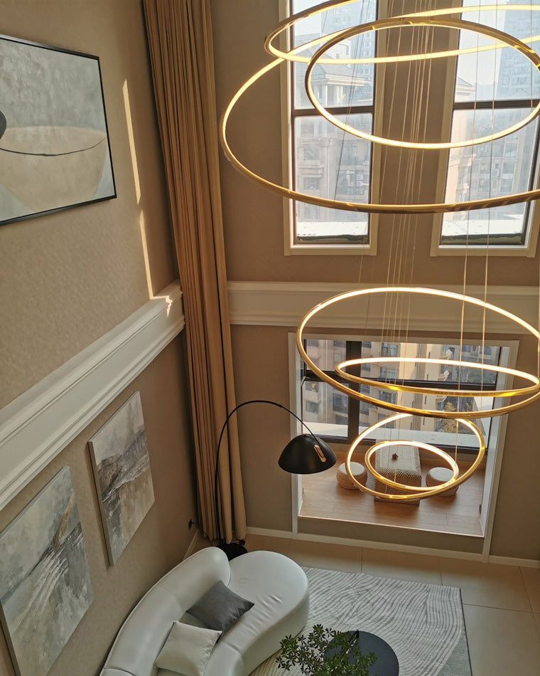 Lustre à anneaux LED en cascade à plusieurs niveaux pour grandes entrées et hauts escaliers – Éclairage décoratif moderne réglable en hauteur avec variateur à distance