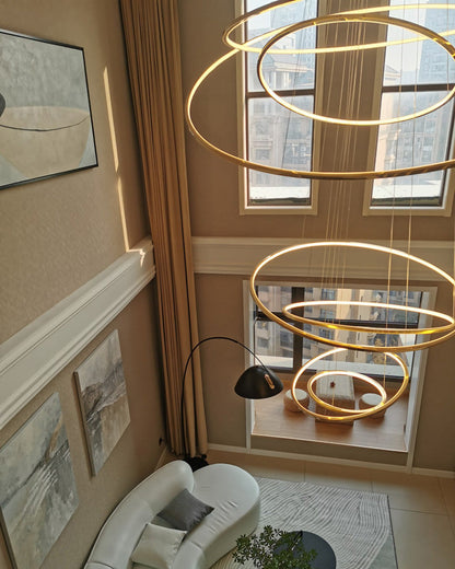 Lustre à anneaux LED en cascade à plusieurs niveaux pour grandes entrées et hauts escaliers – Éclairage décoratif moderne réglable en hauteur avec variateur à distance
