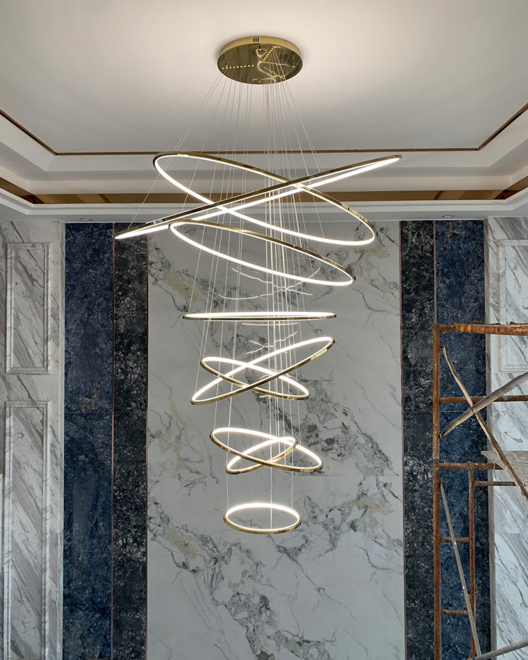 Lustre à anneaux LED en cascade à plusieurs niveaux pour grandes entrées et hauts escaliers – Éclairage décoratif moderne réglable en hauteur avec variateur à distance