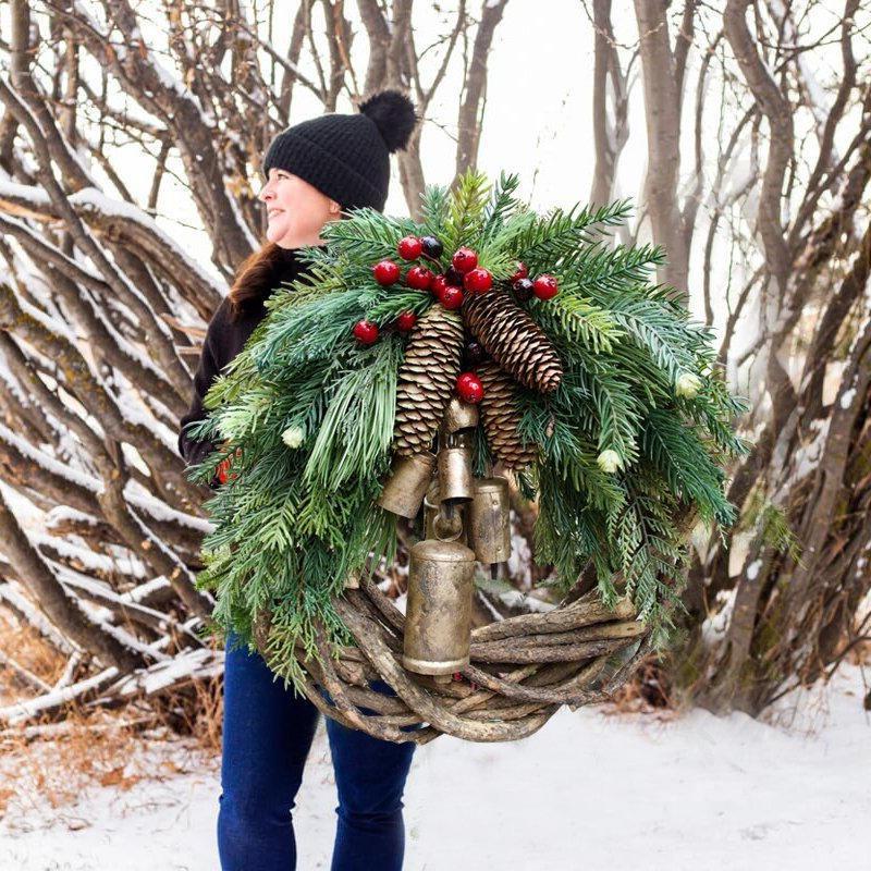 Couronne de porte rustique d'hiver avec clochettes dorées, pommes de pin et baies – Décoration saisonnière style ferme pour entrée ou manteau de cheminée