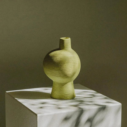 Vase en céramique sculpturale pour tables, étagères et rebords de fenêtre – Poterie artisanale verte pour fleurs fraîches ou séchées