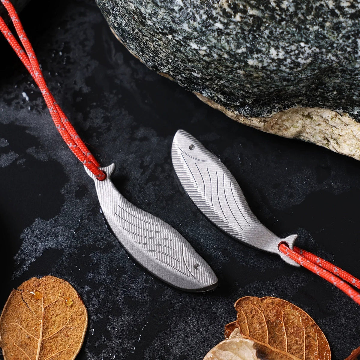 Sifflet de survie en titane | Design en forme de poisson avec son haute fréquence | Léger et portable pour la sécurité en extérieur