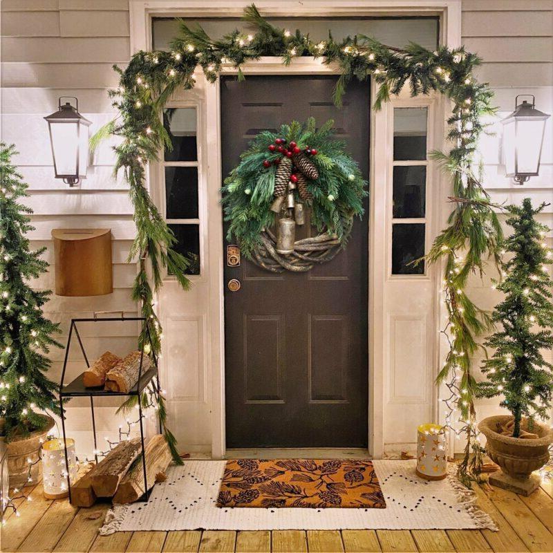 Couronne de porte rustique d'hiver avec clochettes dorées, pommes de pin et baies – Décoration saisonnière style ferme pour entrée ou manteau de cheminée
