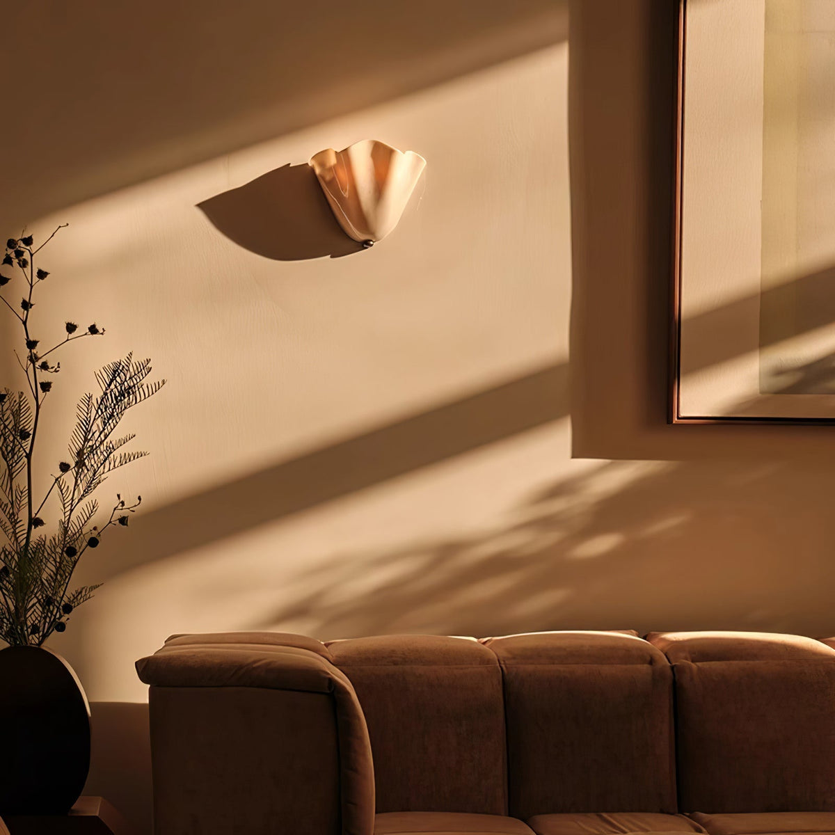 Indoor Sconce with Sculptural Glass Shade in Warm Tones – Metal Frame LED-Compatible – Wall-Mounted Accent for Bedrooms Hallways Living Spac