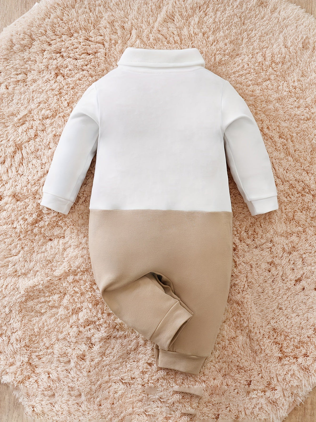 Barboteuse habillée pour bébé garçon avec nœud papillon | Tenue une-pièce style smoking élégant pour nourrissons et tout-petits | Costume de gentleman en coton pour mariages