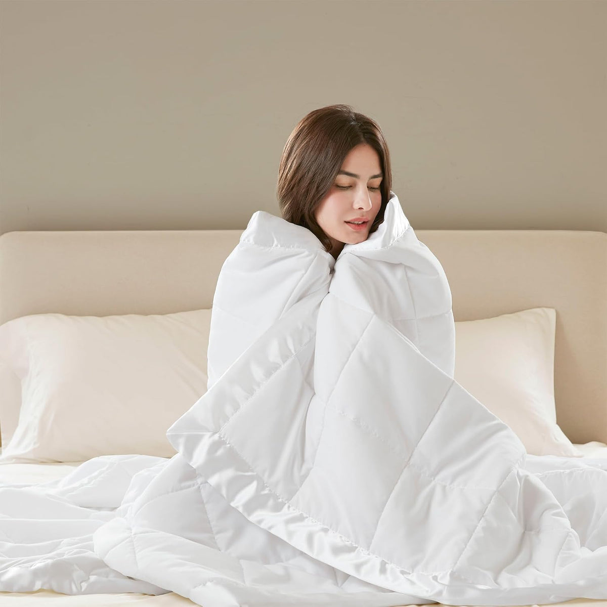 Collection Windom | Couverture en duvet synthétique avec traitement anti-humidité | Couvre-lit léger et doux toutes saisons, bordure satinée