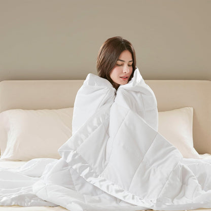Collection Windom | Couverture en duvet synthétique avec traitement anti-humidité | Couvre-lit léger et doux toutes saisons, bordure satinée