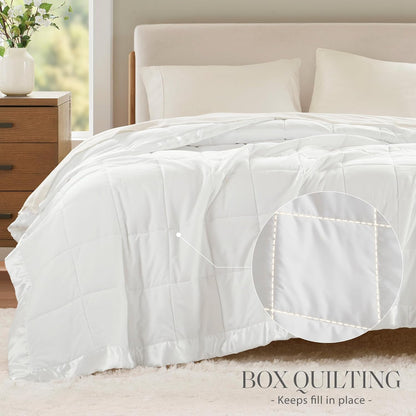 Collection Windom | Couverture en duvet synthétique avec traitement anti-humidité | Couvre-lit léger et doux toutes saisons, bordure satinée