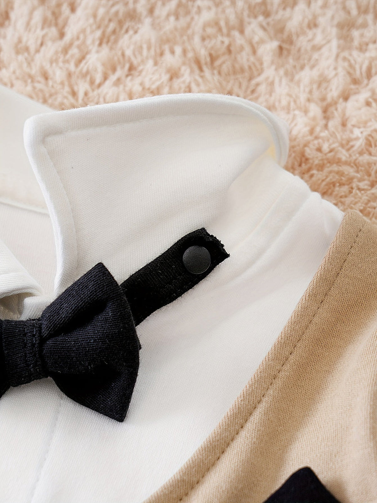 Barboteuse habillée pour bébé garçon avec nœud papillon | Tenue une-pièce style smoking élégant pour nourrissons et tout-petits | Costume de gentleman en coton pour mariages