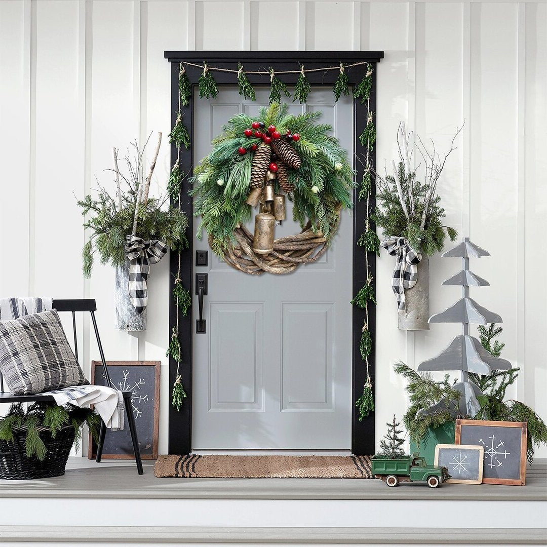 Couronne de porte rustique d'hiver avec clochettes dorées, pommes de pin et baies – Décoration saisonnière style ferme pour entrée ou manteau de cheminée