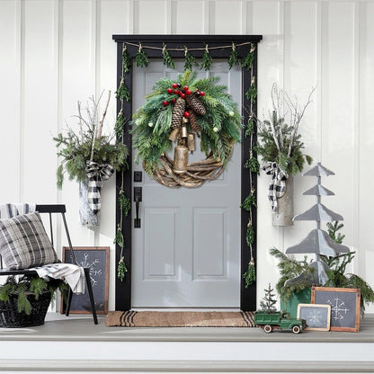 Couronne de porte rustique d'hiver avec clochettes dorées, pommes de pin et baies – Décoration saisonnière style ferme pour entrée ou manteau de cheminée