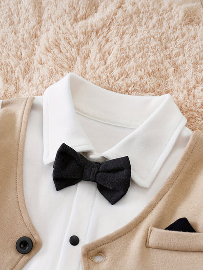 Barboteuse habillée pour bébé garçon avec nœud papillon | Tenue une-pièce style smoking élégant pour nourrissons et tout-petits | Costume de gentleman en coton pour mariages